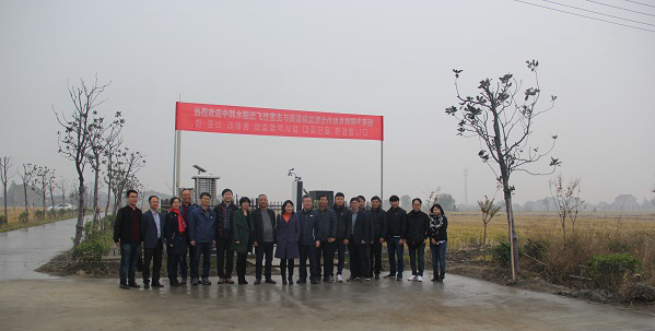 海角官网首页登录入口副总经理朱旭华(左二)为考察团一行详细介绍了水稻病虫害绿色防控设备 海角官网首页登录入口副总经理朱旭华(左二)为考察团一行详细介绍了水稻病虫害绿色防控设备