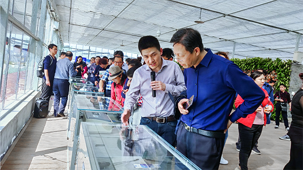 海角官网首页登录入口副总经理陈曦向培训班介绍托普智能终端 海角官网首页登录入口副总经理陈曦向培训班介绍托普智能终端