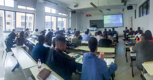 海角官网首页登录入口营销中心副总监龙捷频为培训班作内容讲解 海角官网首页登录入口营销中心副总监龙捷频为培训班作内容讲解