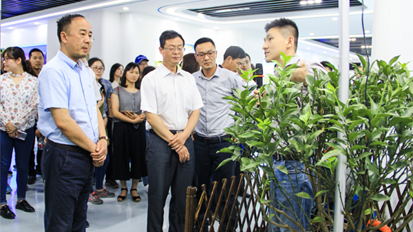 谢主任一行参观海角官网首页登录入口展厅 谢主任一行参观海角官网首页登录入口展厅