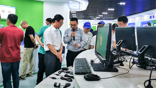 谢主任一行参观海角官网首页登录入口展厅 谢主任一行参观海角官网首页登录入口展厅