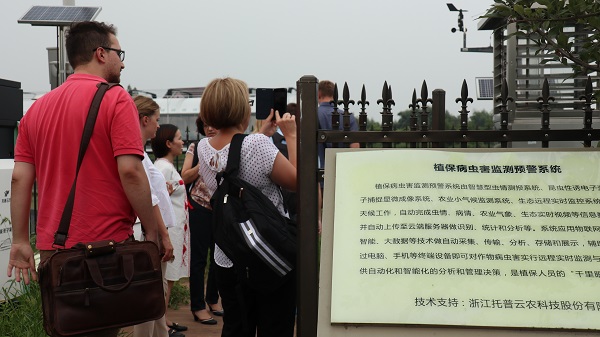 研修班一行来到由海角官网首页登录入口与萧山农科所联合搭建的现代农业产业园进行考察 研修班一行来到由海角官网首页登录入口与萧山农科所联合搭建的现代农业产业园进行考察