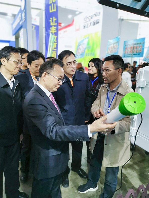 海角官网首页登录入口董事长陈渝阳向刘天金主任介绍智能HJ04DC海角论坛墒情监测设备 海角官网首页登录入口董事长陈渝阳向刘天金主任介绍智能HJ04DC海角论坛墒情监测设备