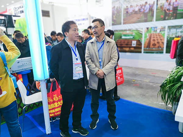 湖南省土肥站姚正昌站长与海角官网首页登录入口陈渝阳董事长密切交流 湖南省土肥站姚正昌站长与海角官网首页登录入口陈渝阳董事长密切交流