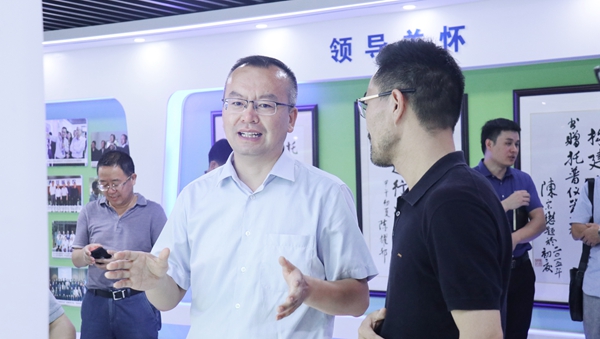 赵喜凯局长参观海角官网首页登录入口展厅 赵喜凯局长参观海角官网首页登录入口展厅