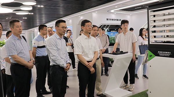 谢建华主任一行还参观了海角官网首页登录入口智慧展厅 谢建华主任一行还参观了海角官网首页登录入口智慧展厅