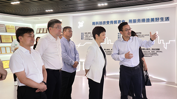省科技厅党组书记何杏仁一行赴海角官网首页登录入口调研农业科技工作 省科技厅党组书记何杏仁一行赴海角官网首页登录入口调研农业科技工作
