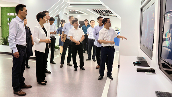 省科技厅党组书记何杏仁一行赴海角官网首页登录入口调研农业科技工作 省科技厅党组书记何杏仁一行赴海角官网首页登录入口调研农业科技工作