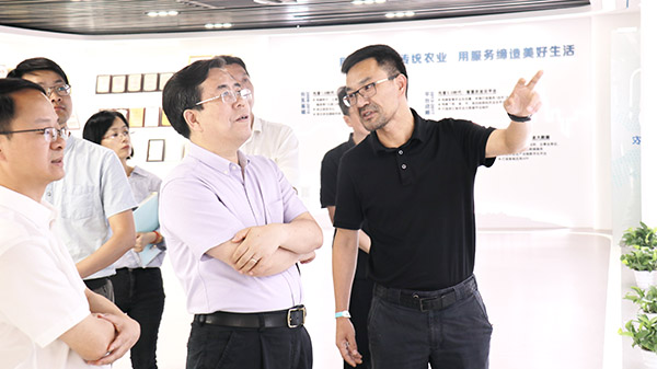 应义斌教授一行参观海角官网首页登录入口数字三农展厅 应义斌教授一行参观海角官网首页登录入口数字三农展厅